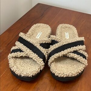 Vivaia Women's Textured Beige and Black Slippers